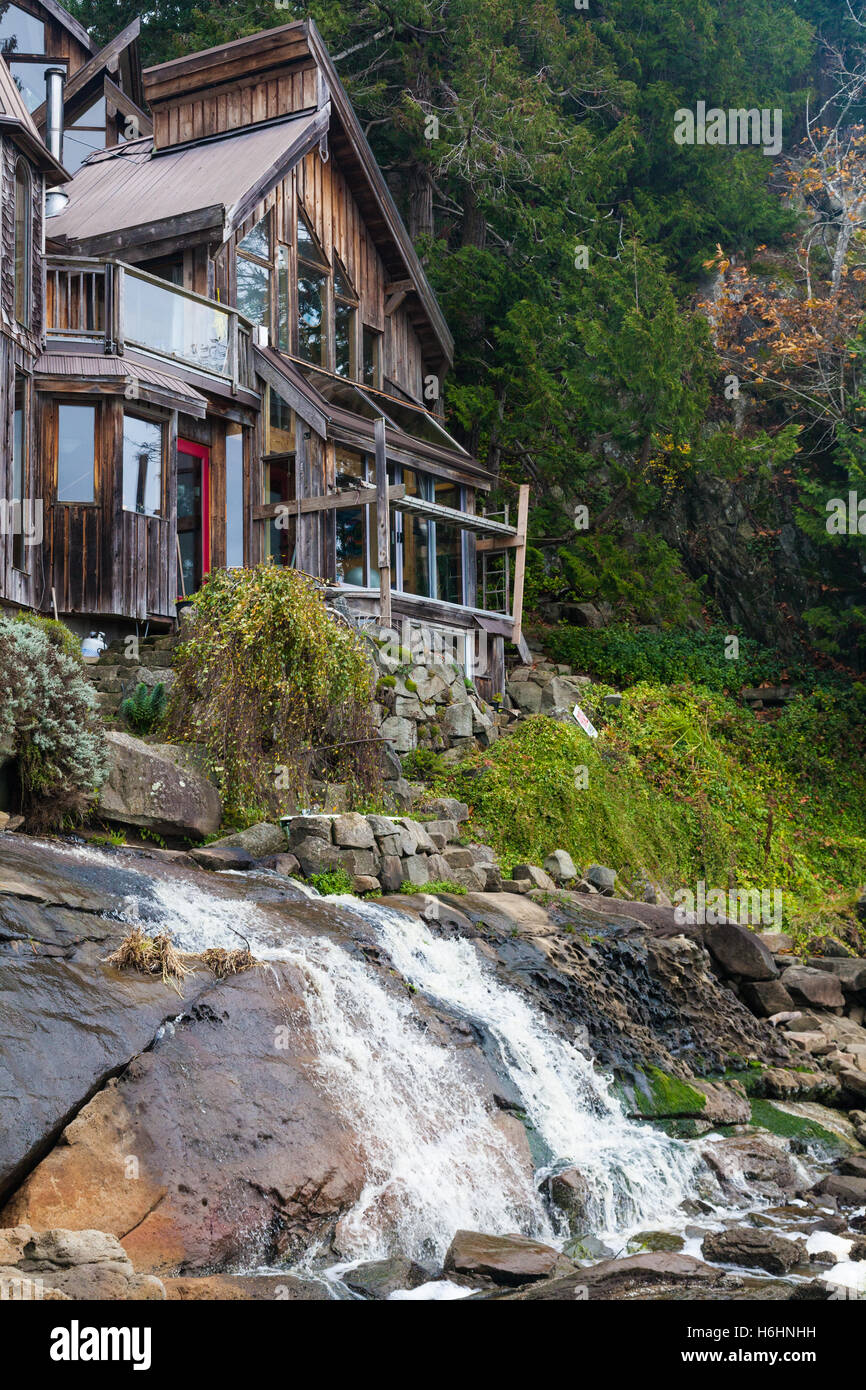 Holzhütte am Ufer des Galiano Island, Britisch-Kolumbien Stockfoto