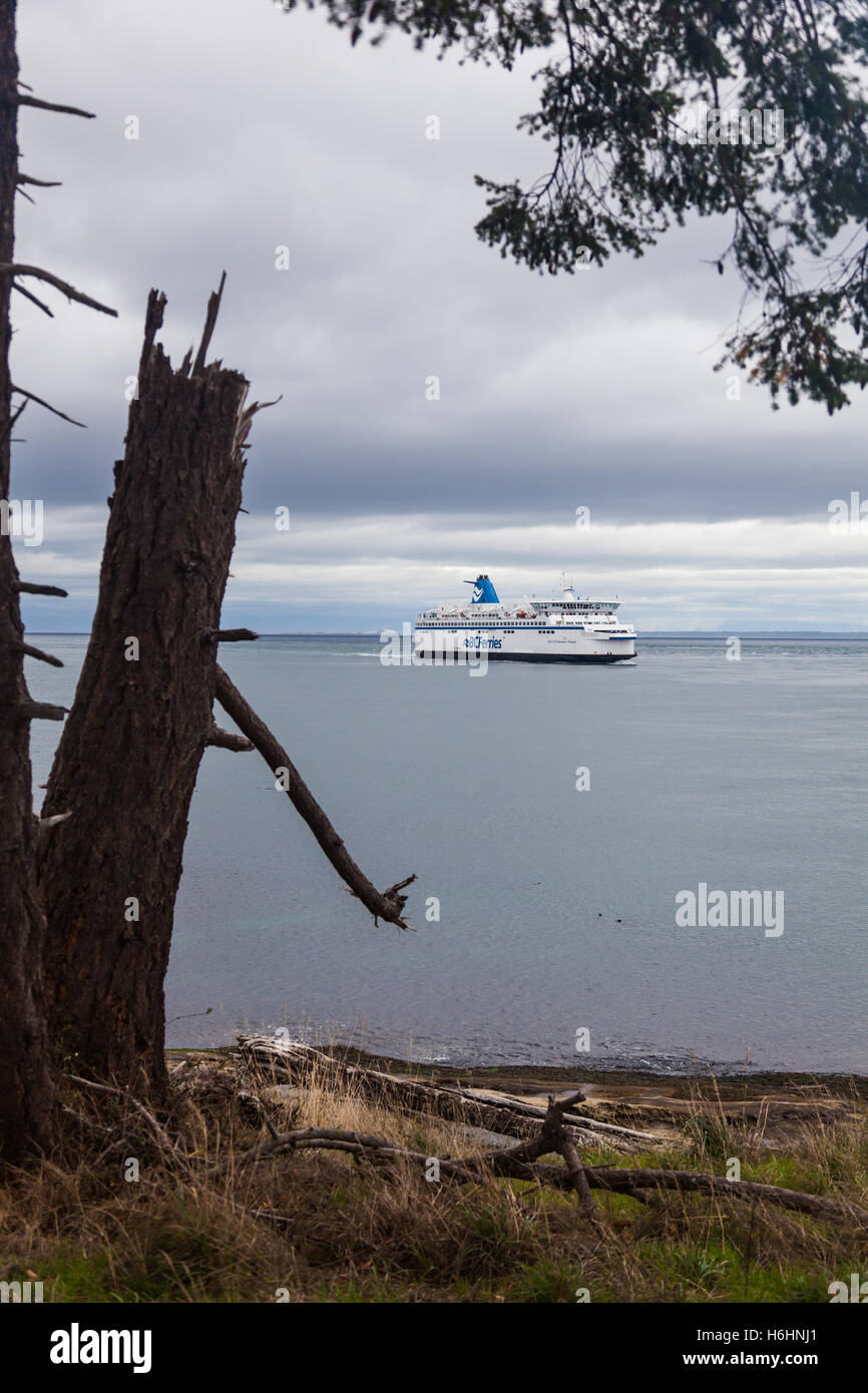 Autofähre auf der Strecke von Vancouver nach Victoria vorbei an der Südspitze von Galiano Island Stockfoto