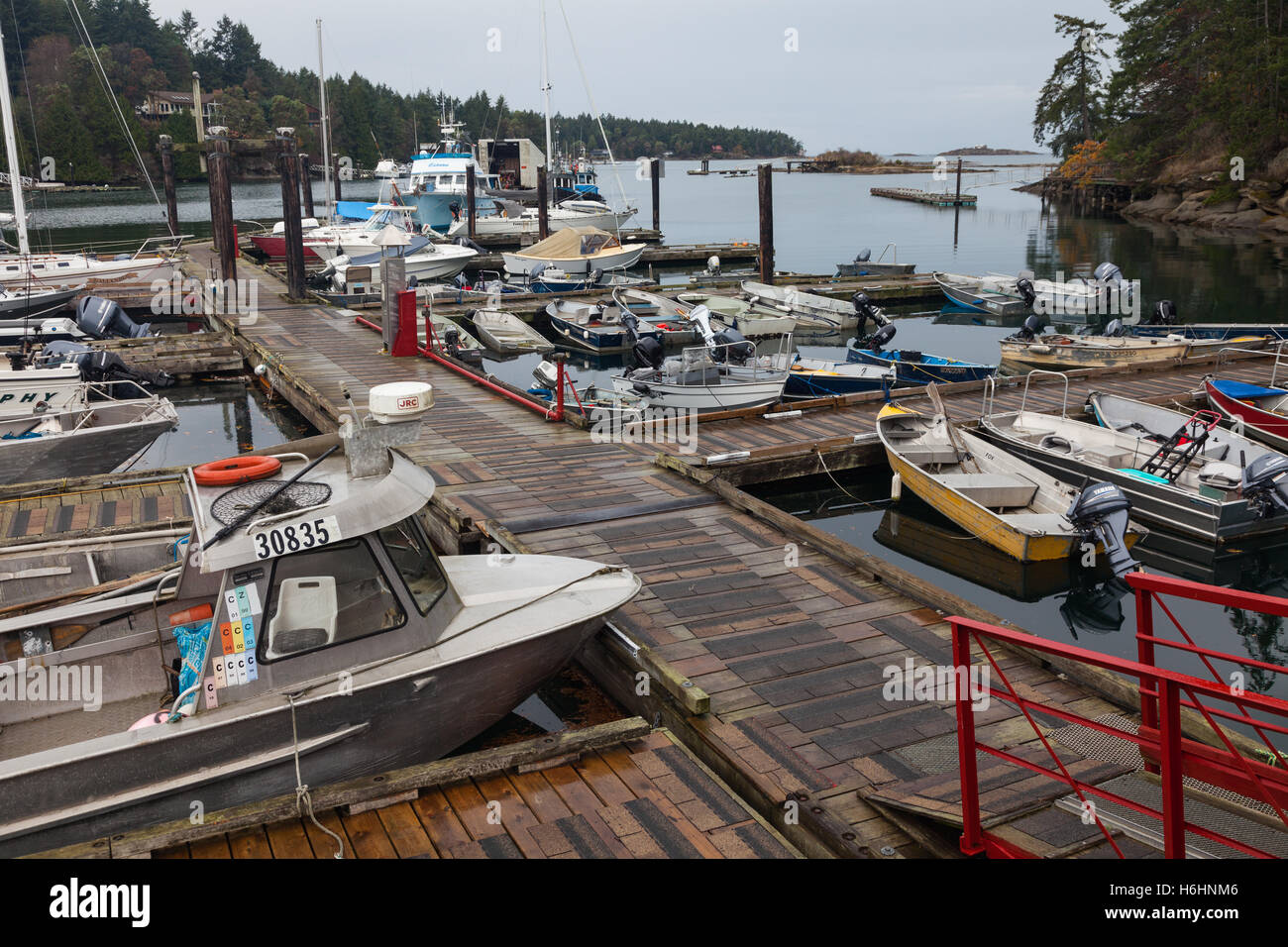 Kleine Boote angedockt an der Whaler Bay Regierung Wharf auf Galiano Island Stockfoto