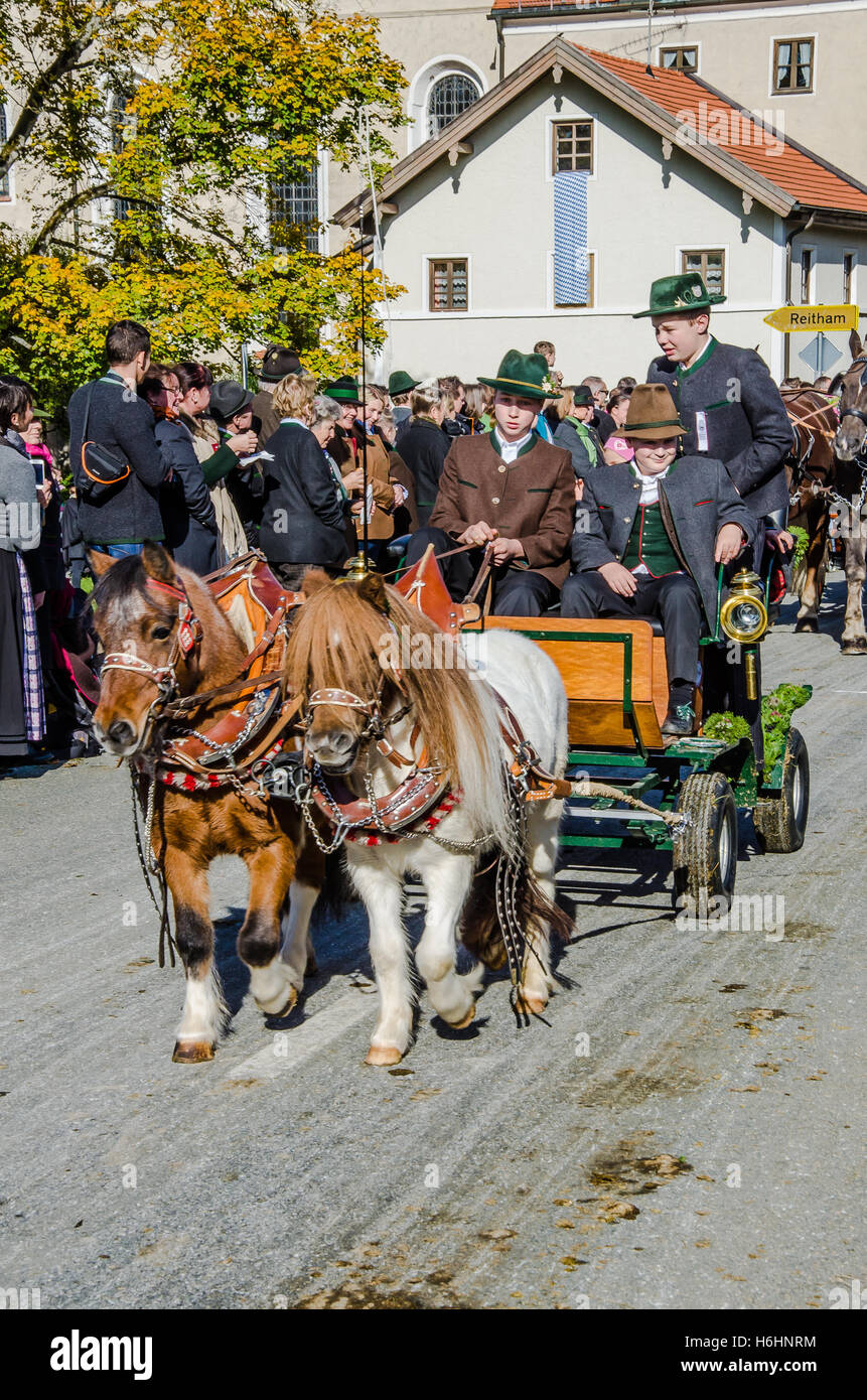A nun liebte Tradition am Ende des landwirtschaftlichen Jahres: St. Leonhard Pferd Prozession Stockfoto