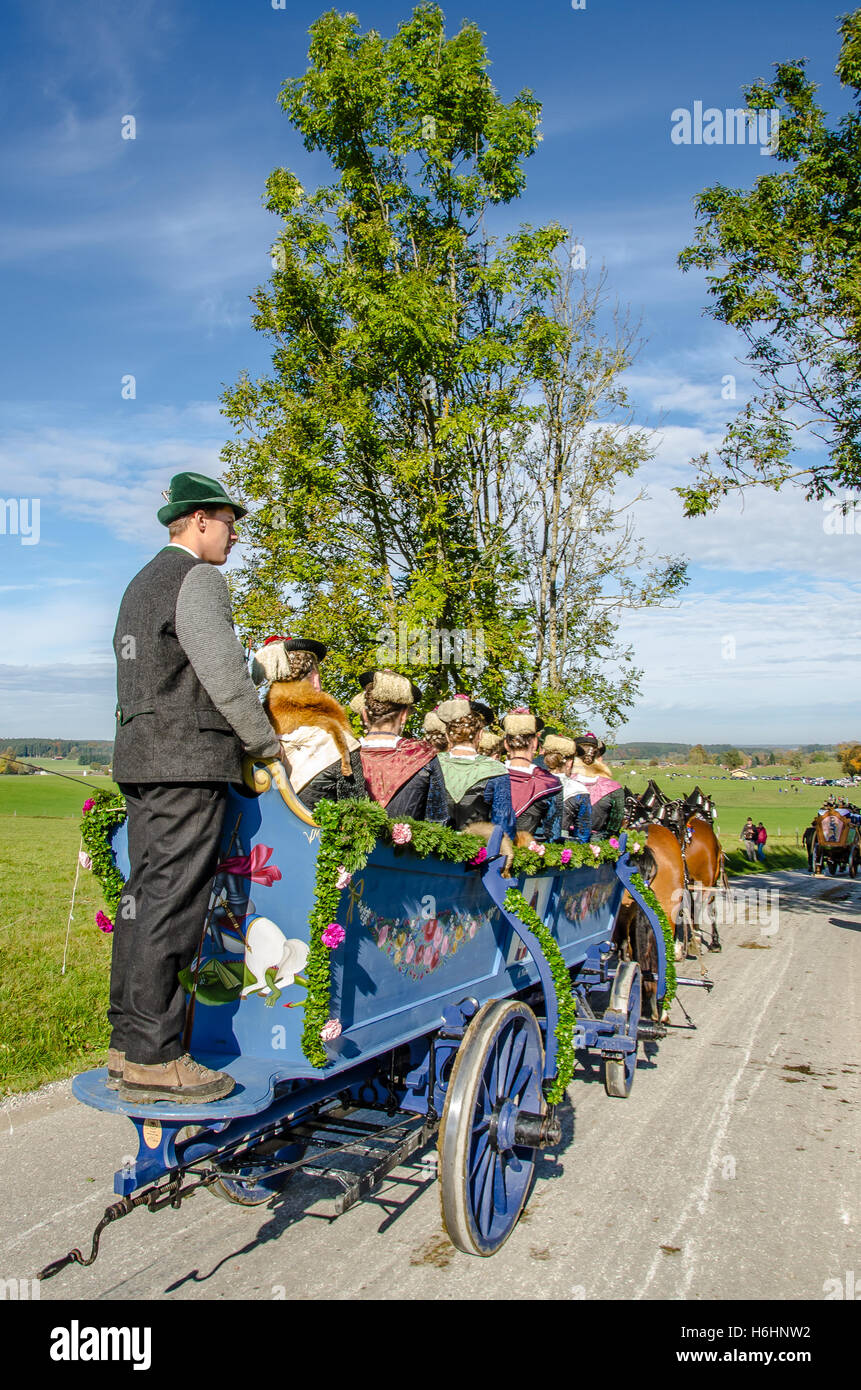 A nun liebte Tradition am Ende des landwirtschaftlichen Jahres: St. Leonhard Pferd Prozession Stockfoto