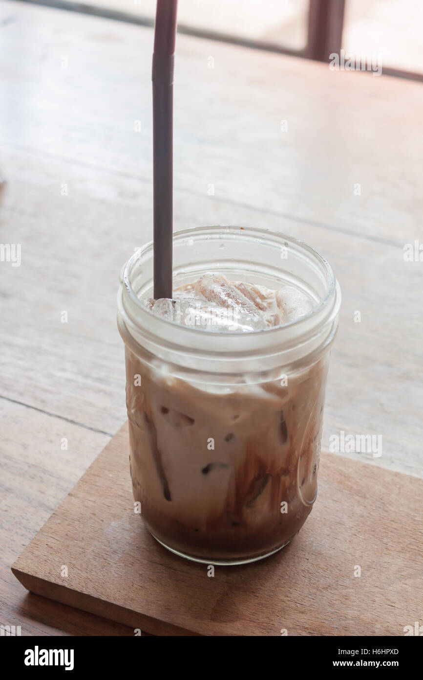 Eiskaffee auf Holztisch, Fotoarchiv Stockfoto