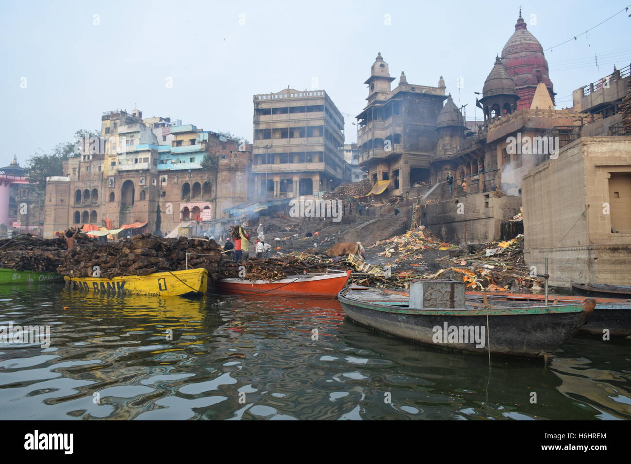 Ansicht von Varanasi Stadt und Feuerbestattung Scheiterhaufen von Ganges, Varanasi, Uttar Pradesh, Indien Stockfoto