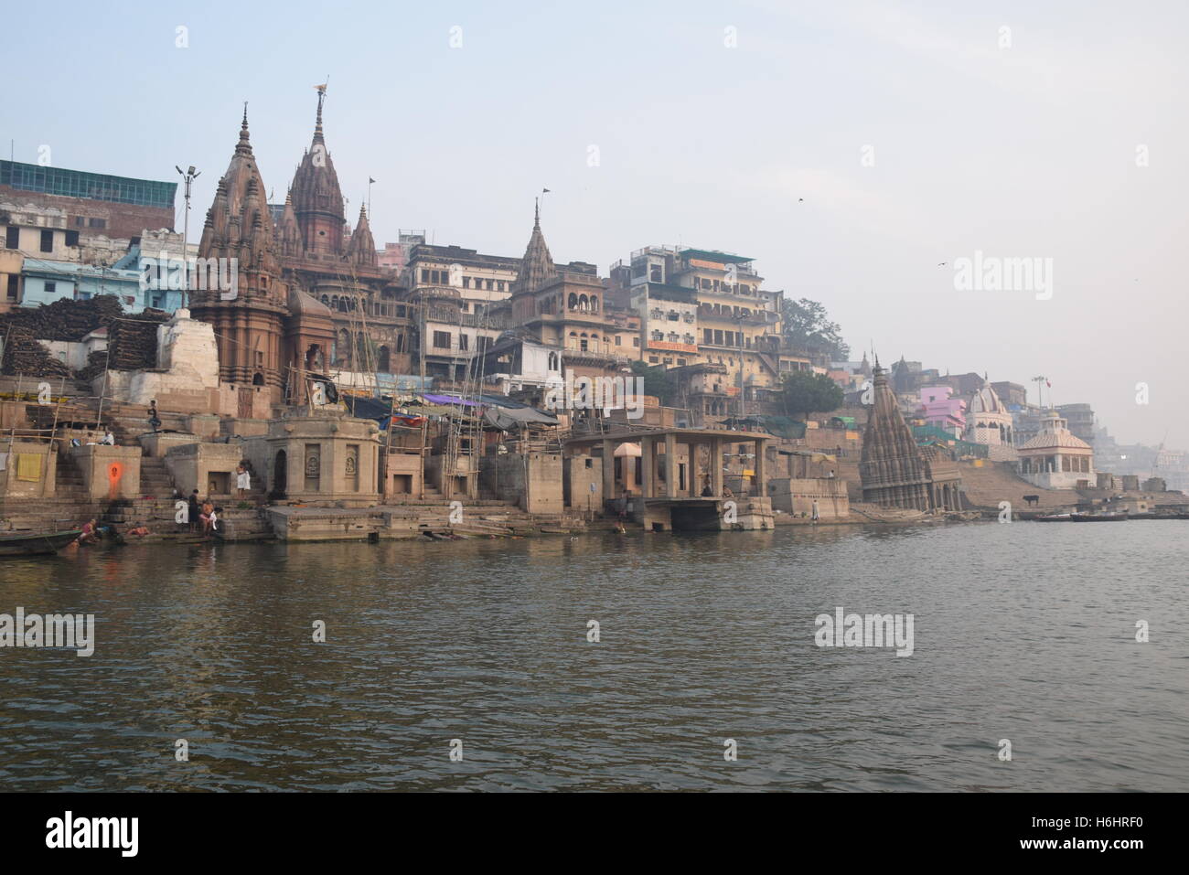 Blick auf Varanasi Stadt vom Boot auf dem Fluss Ganges, Varanasi, Uttar Pradesh, Indien Stockfoto