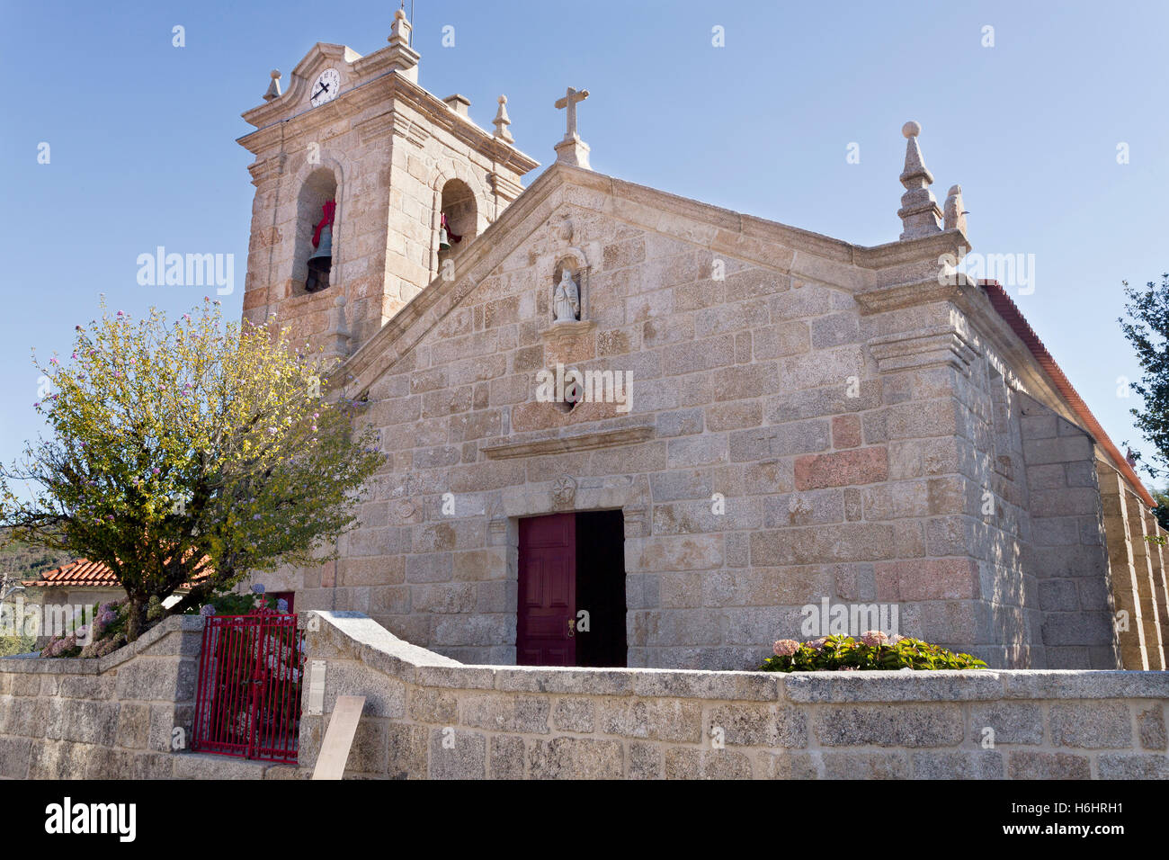 Fassade der vorromanischen St Mary Heimsuchung (Santa Maria da Visitacao) im Dorf Castro Laboreiro, Nort Stockfoto