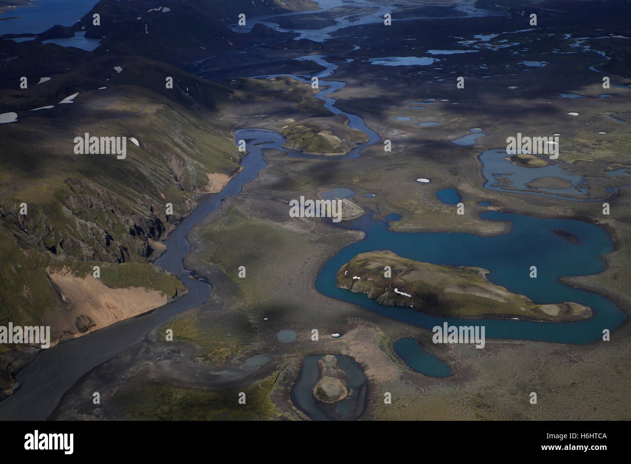 Luftaufnahme von Flüssen und Seen, Berg im Hochland von Island Stockfoto