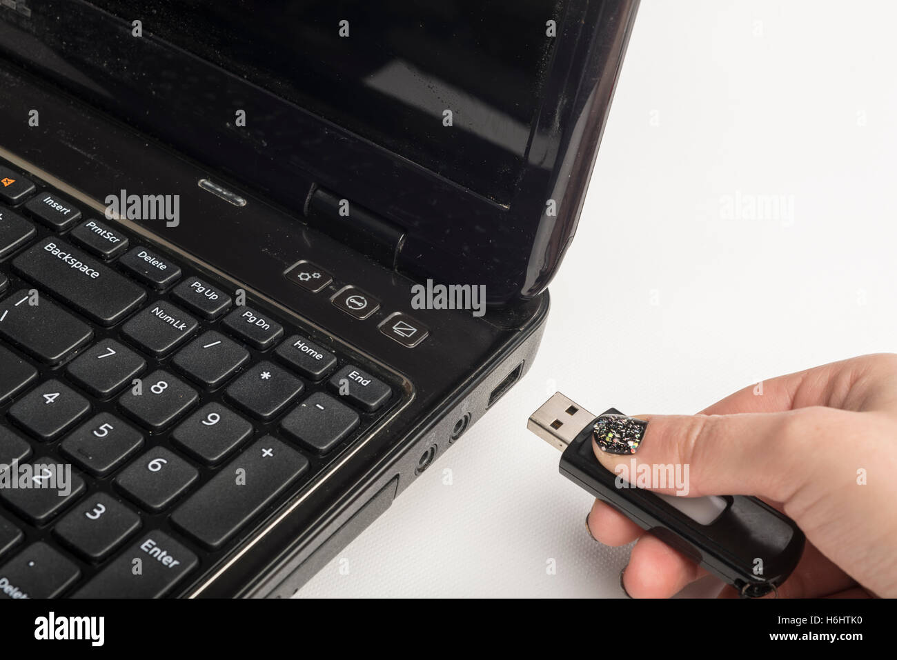 Hand, Einfügen von USB-Memory-Stick, Laptop-computer Stockfoto