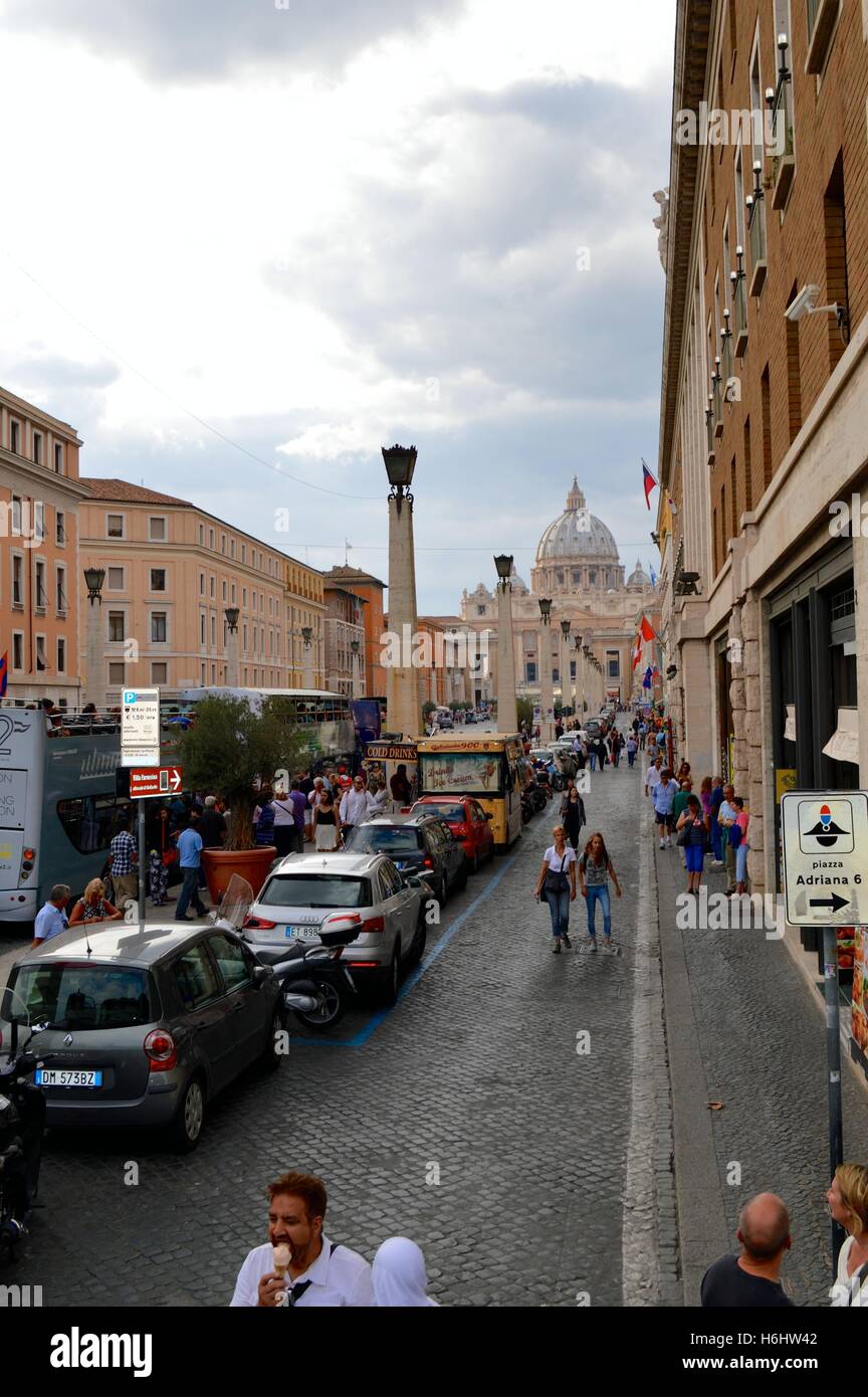 Eine belebte Straße außerhalb der Vatikan Rom-Italien Stockfoto