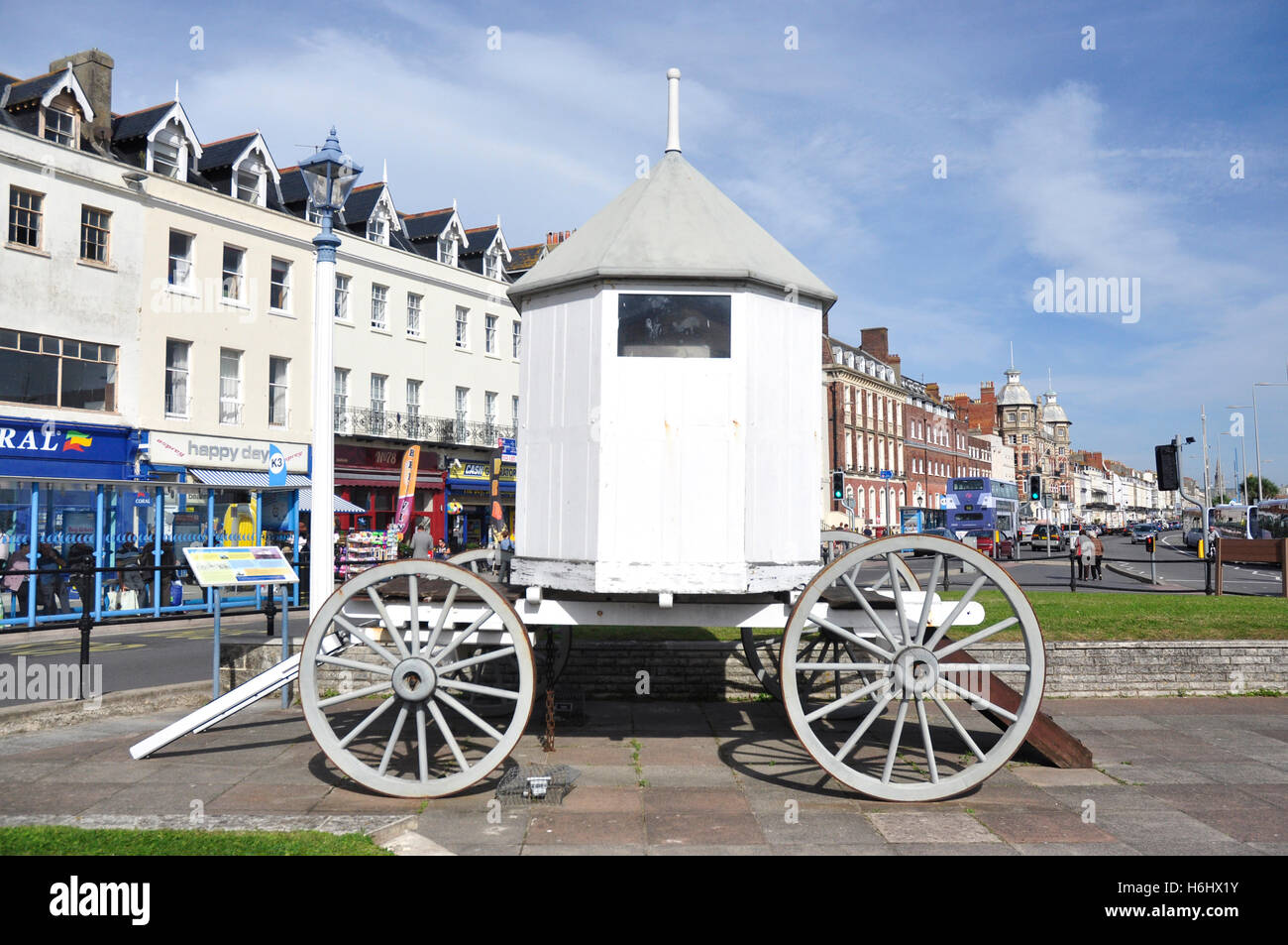 Voller Größe Replik Meer baden Maschine - wie von George 111 verwendet - Weymouth direkt am Meer - Sonne - blauer Himmel Stockfoto