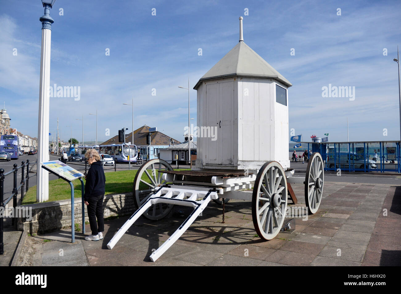 Meer baden Maschine - Replik von George 111 Besucher lesen Bekanntmachung - hellem Sonnenlicht - Weymouth Strandpromenade Dorset verwendet Stockfoto