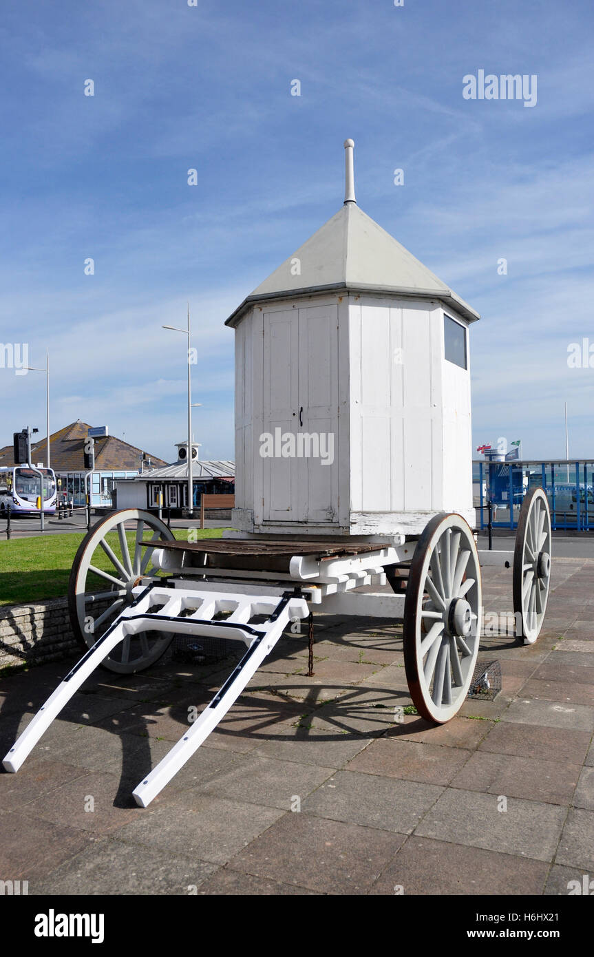 Voller Größe Replik Meer baden Maschine - wie von George 111 verwendet - Sonnenlicht - blauer Himmel - Weymouth Strandpromenade Stockfoto