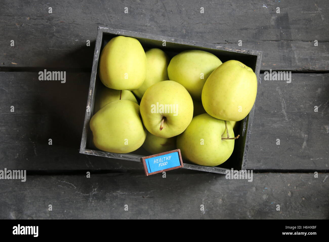 gesunde Ernährung-Konzept - Text und frische Äpfel auf Tisch Stockfoto