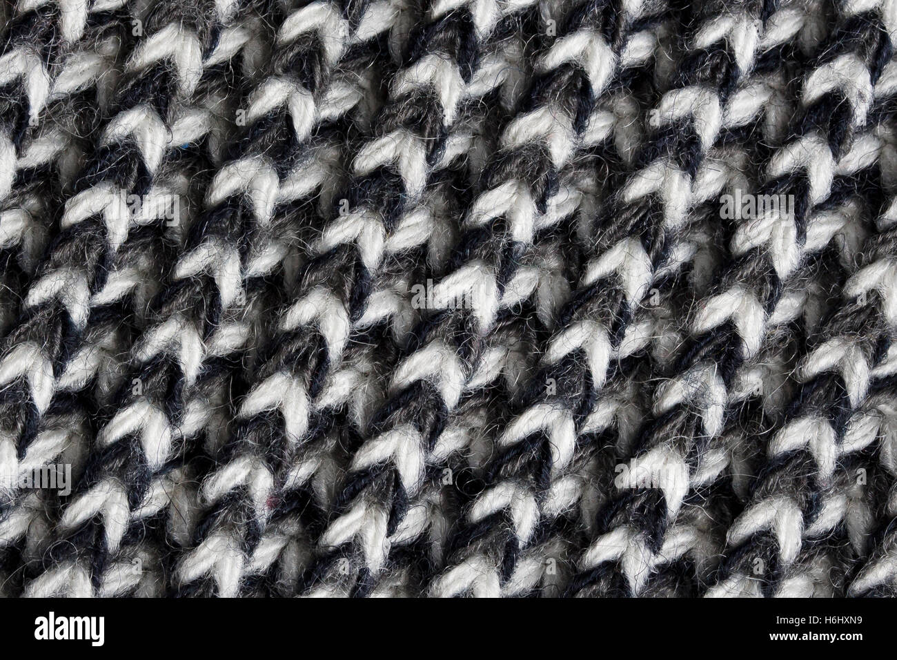 Nahaufnahme von schwarz-weiß gestrickter Wolle Textur Stockfoto