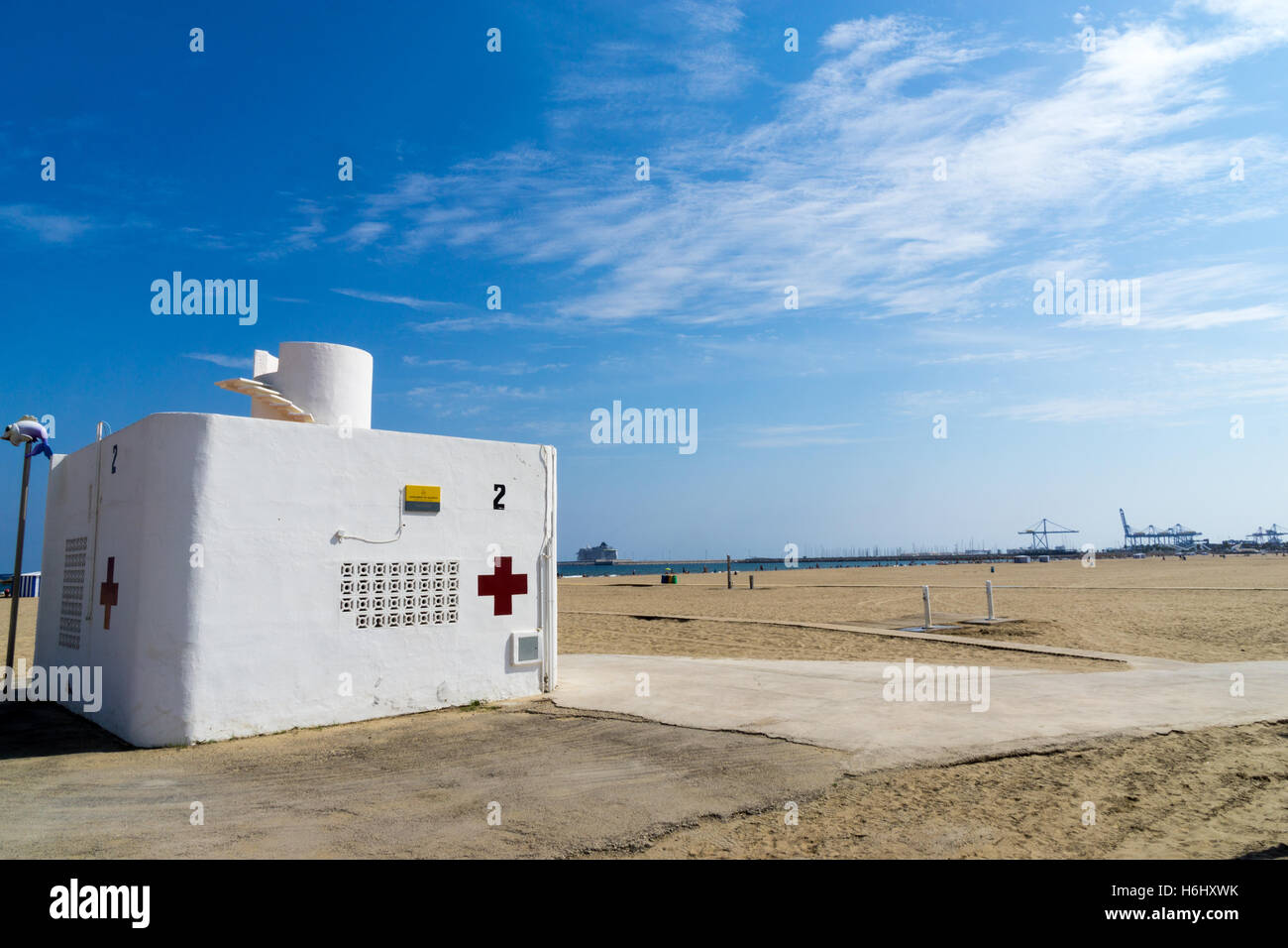 Ein weißer Beton Strandwache und medizinisches Zentrum mit dem roten Kreuz am großen Strand in Valencia, Spanien.  Die Platja Del Cabanyal Stockfoto