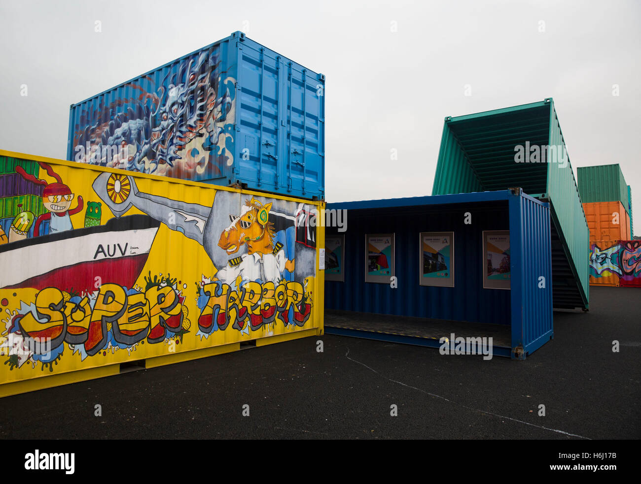 Ningbo. 28. Oktober 2016. Foto aufgenommen am 28. Oktober 2016 zeigt gemalte Behälter in Stadt Ningbo, Zhejiang Provinz Ost-China. Am 1. November wird eine Container-Kunst-Ausstellung für die Öffentlichkeit zugänglich. © Suo Xianglu/Xinhua/Alamy Live-Nachrichten Stockfoto