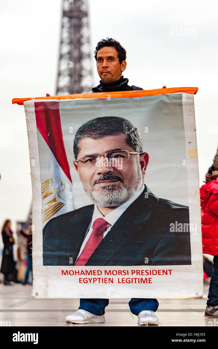 Paris, Frankreich - 28. Oktober 2016: Menschen protestieren am Trocadero nahe des Eiffelturms in Paris gegen Abdel Fattah as-Sisi Regierung in Ägypten. Sie hängen Fahnen von Rabia muslim-Bruderschaft. Bildnachweis: Guillaume Louyot/Alamy Live-Nachrichten Stockfoto