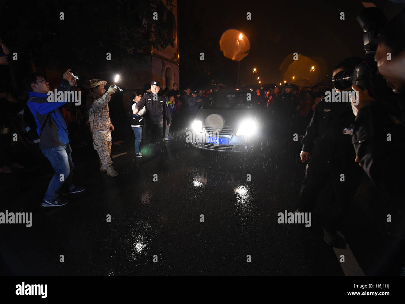 Nanjing, China Jiangsu Provinz. 28. Oktober 2016. Das letzte Auto fährt auf der Nanjing Yangtze River Bridge, bevor es in Nanjing, der Hauptstadt der ostchinesischen Provinz Jiangsu, 28. Oktober 2016 geschlossen war. Nanjing Yangtze River Bridge wurde am Freitagabend wegen Renovierungsarbeiten geschlossen, nachdem es seit 48 Jahren umgesetzt wurde. Die Renovierung soll 27 Monate in Anspruch nehmen. Während die Brücke geschlossen ist, können Fahrzeuge entweder 2001, fertiggestellten zweiten Nanjing Jangtse Brücke oder Tunnel unter dem Fluss benutzen. © Sonne kann/Xinhua/Alamy Live-Nachrichten Stockfoto