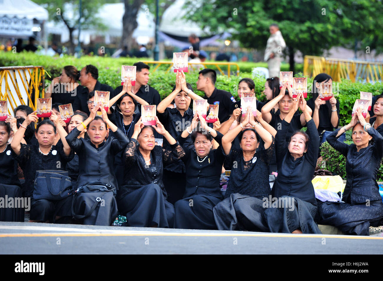 Bangkok, Thailand. 29. Oktober 2016. Trauernde Zahlen Respekt zum späten thailändischen Königs Bhumibol Adulyadej bei dem Dusit Maha Prasat Kaisersaal in Bangkok, Thailand, 29. Oktober 2016. Bildnachweis: Rachen Sageamsak/Xinhua/Alamy Live-Nachrichten Stockfoto