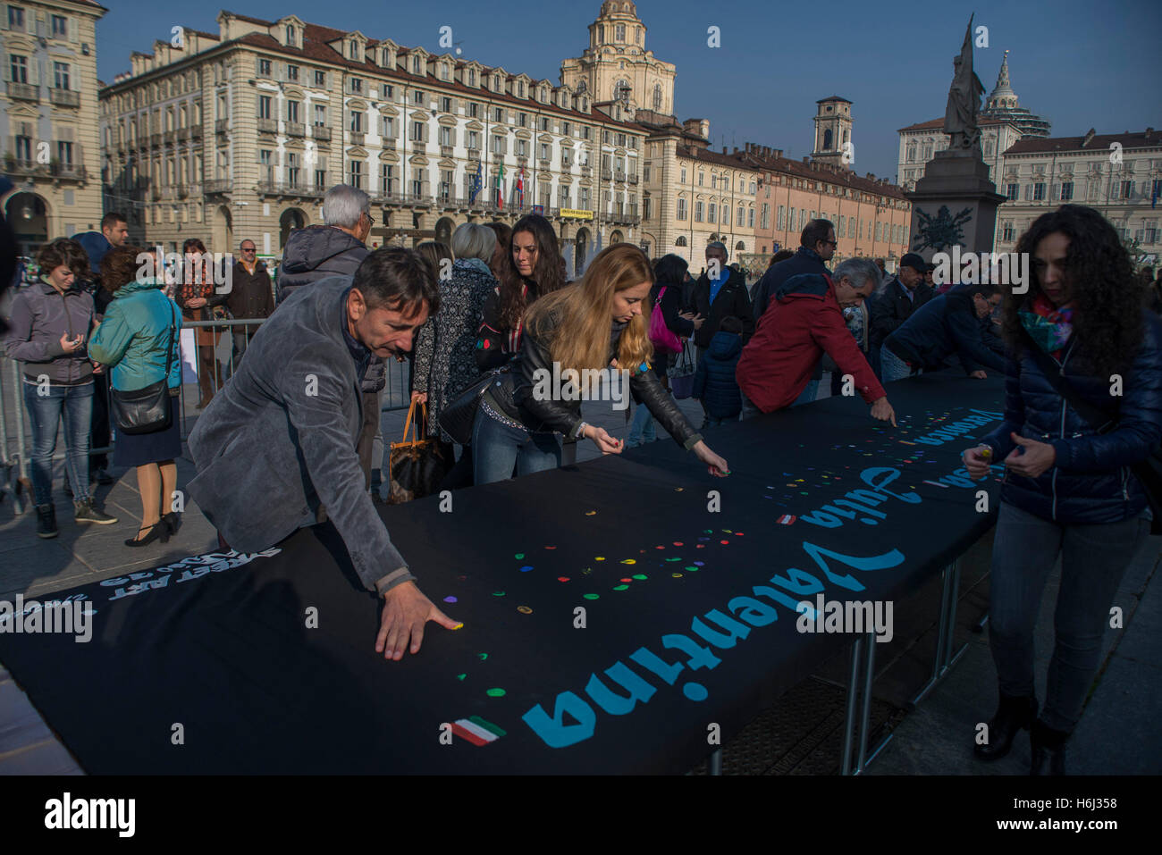 Turin, Piemont, Italien. 29. Oktober 2016. Turin, Italien - 29. Oktober 2016: Demonstration Zeremonie den Tod von 13 Erasmus Studenten Opfer in Katalonien, Spanien zum Gedenken an '' decken Trauer mit Farbe, nicht zu vergessen '' in Piazza Castello am 29. Oktober 2016 in Turin, Italien. Bildnachweis: Stefano Guidi/ZUMA Draht/Alamy Live-Nachrichten Stockfoto