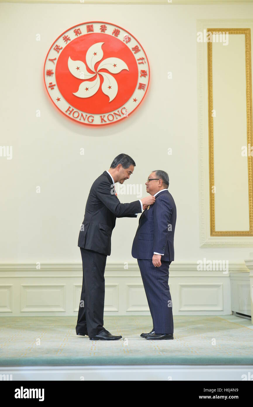 Hong Kong. 29. Oktober 2016. Leung Chun-Ying (L), Chief Executive von der Hong Kong Special Administrative Region (SAR), verleiht den Grand Bauhinia Medal, Chan Wing-Kee, permanente Ehrenpräsident des Hong Kong Förderverein und Präsident der Föderation der Hong Kong gemeinnützige Organisationen, die 2016 Ehrungen und Preisverleihung in Hongkong, Südchina, 29. Oktober 2016. © Xinhua/Alamy Live-Nachrichten Stockfoto