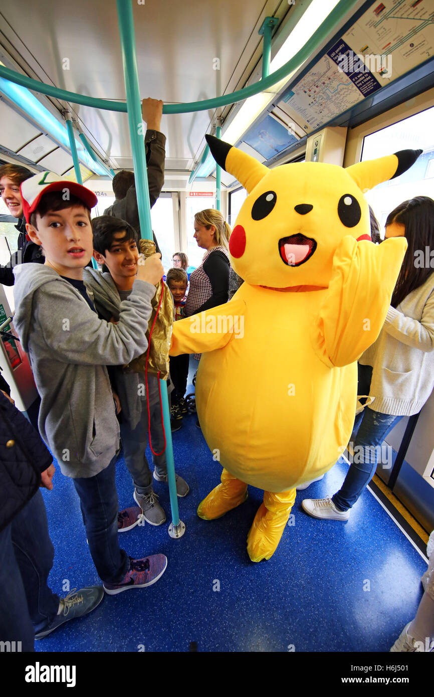London, UK. 29. Oktober 2016. Pikachu aus Pokemon, auch bekannt als 12-jährige John aus London, fährt das DLR Dockland Light Railway, an Tag zwei der MCM London Comic Con, eine der größten pop-Kultur-Veranstaltungen in Großbritannien stattfindenden Excel London. Bildnachweis: Paul Brown/Alamy Live-Nachrichten Stockfoto