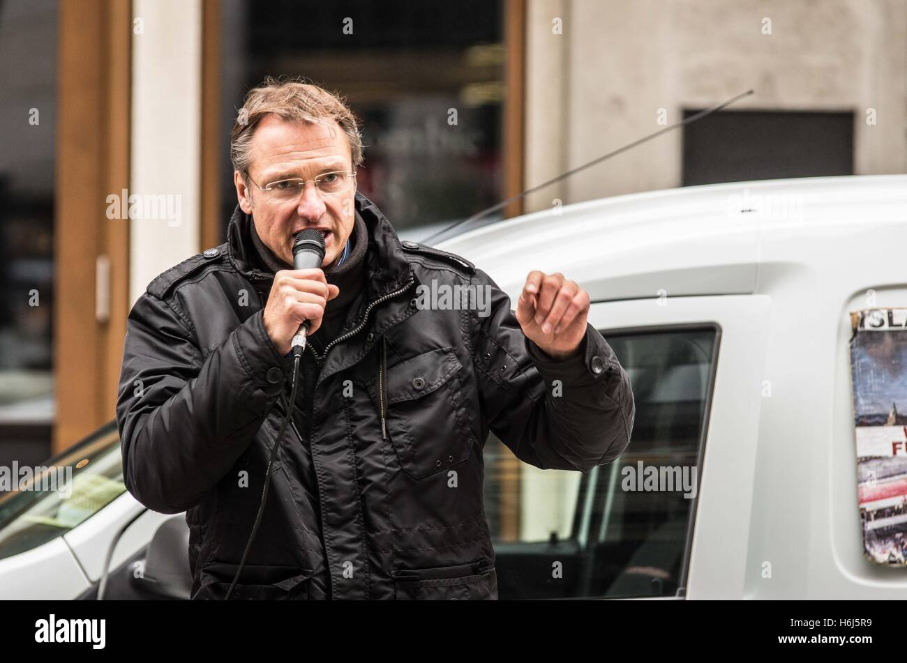 29. Oktober 2016 - 29. Oktober 2016, München, macht Germany.Michael Stuerzenberger von weit-Recht/populistische Gruppe sterben Freiheit seine Rückkehr in seine Heimatstadt München mit einer Demonstration auf der stark befahrenen Sendlinger Straße. Stuerzenberger darauf hingewiesen, dass die Aktivitäten für die Freiheit sterben Ende 2016 befristet werden. In der Vergangenheit hielt Stuerzenberger Brandbomben in der Stadt Rallyes dann immer eine organisatorische Figur für Pegida München. Als der spät, er als Gastredner für andere Pegida-Gruppen sowie rechtspopulistischen und rechtsextremen Veranstaltungen geworden. Außerdem billigte er gewalttätige Hooligan-Gruppe Stockfoto