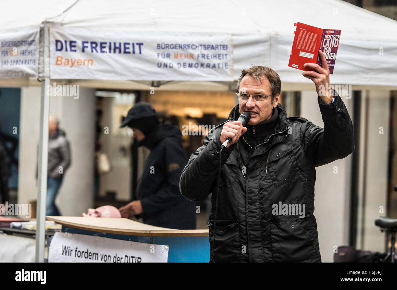 29. Oktober 2016 - 29. Oktober 2016, München, macht Germany.Michael Stuerzenberger von weit-Recht/populistische Gruppe sterben Freiheit seine Rückkehr in seine Heimatstadt München mit einer Demonstration auf der stark befahrenen Sendlinger Straße. Stuerzenberger darauf hingewiesen, dass die Aktivitäten für die Freiheit sterben Ende 2016 befristet werden. In der Vergangenheit hielt Stuerzenberger Brandbomben in der Stadt Rallyes dann immer eine organisatorische Figur für Pegida München. Als der spät, er als Gastredner für andere Pegida-Gruppen sowie rechtspopulistischen und rechtsextremen Veranstaltungen geworden. Außerdem billigte er gewalttätige Hooligan-Gruppe Stockfoto