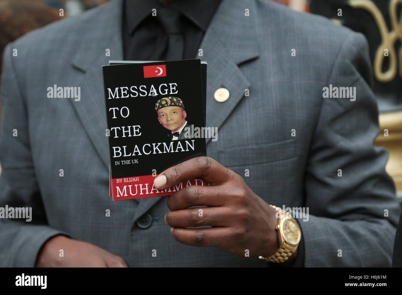 London, UK 29. Oktober 2016 Mitglied der Nation of Islam verteilt Flugblätter, wie Demonstranten hinunter Whitehall während einer Demonstration marschieren zu jener gedenken, die in Polizeigewahrsam Credit gestorben: Thabo Jaiyesimi/Alamy Live News Stockfoto