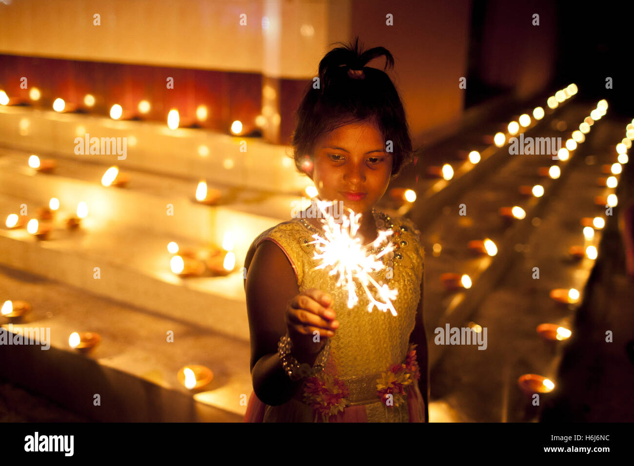 Dhaka, Bangladesch. 29. Oktober 2016. Ein junges Mädchen aus Bangladesch feiern Diwali-fest oder das "Festival of Lights" in einem Tempel in Dhaka. Das Lichterfest Diwali symbolisiert den Sieg des guten über das Böse, zum Gedenken an Herrn Ram Rückkehr in sein Reich Ayodhya nach Abschluss seines 14-jährigen Exils. Bildnachweis: K M Asad/ZUMA Draht/Alamy Live-Nachrichten Stockfoto