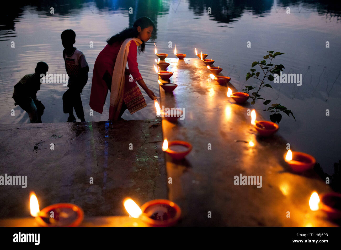 Dhaka, Bangladesch. 29. Oktober 2016. Junge Mädchen aus Bangladesch teilnehmen Öllampe, da sie zu besuchen, um zu feiern das Diwali-fest oder das "Festival of Lights" in einem Tempel in Dhaka. Das Lichterfest Diwali symbolisiert den Sieg des guten über das Böse, zum Gedenken an Herrn Ram Rückkehr in sein Reich Ayodhya nach Abschluss seines 14-jährigen Exils. Bildnachweis: K M Asad/ZUMA Draht/Alamy Live-Nachrichten Stockfoto