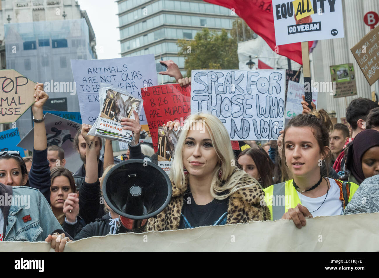 London, UK. 29. Oktober 2016. Hunderte von Veganern marschierten durch London zu einer Kundgebung in Parliament Square fordern ein Ende der Tötung von Tieren für menschliche nutzen. Der Marsch wurde von London Vegan Aktionen und Überspannungsschutz organisiert. Sie forderten ein Ende, das System der Ausbeutung und Tod von Tieren für Lebensmittel, Fell und Leder Tierversuche und für alle, auf eine vegane Ernährung zu ändern, die schrecklichen Anbaumethoden zu beenden und Treibhausgasemissionen. Peter Marshall/Alamy Live-Nachrichten Stockfoto