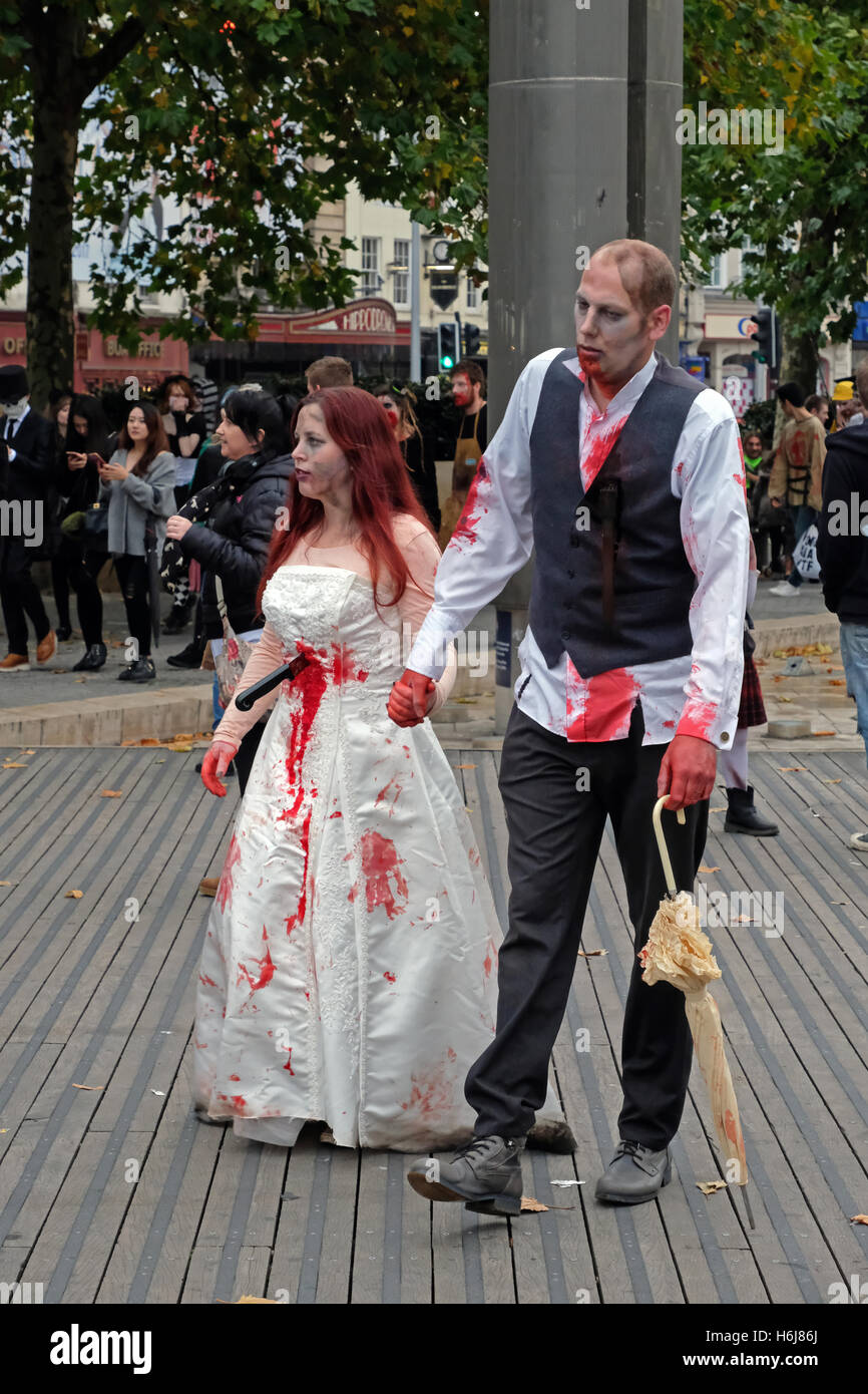Bristol, UK. 29. Oktober 2016. Feiernden verkleidet als Zombies auf den Straßen der Stadt, zur Teilnahme an der jährlichen Bristol Zombie Walk nahm. Bildnachweis: Keith Ramsey/Alamy Live-Nachrichten Stockfoto