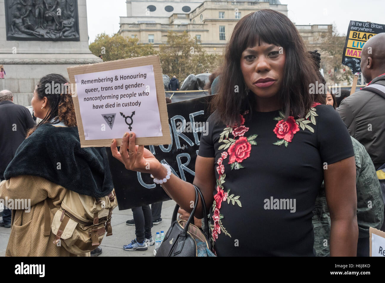 London, UK. 29. Oktober 2016. Ein Demonstrant hält ein Plakat "Erinnerung & Ehrung Queer, Trans und Geschlecht nicht konforme Menschen, die in der Haft gestorben sind. Den Familien und Freunden der Toten von der Polizei oder in den Gefängnissen warten für den Start ihrer jährlichen März in funereal Tempo vom Trafalgar Square zu Downing St zu halten eine Kundgebung und einen Brief an Theresa May. Peter Marshall/Alamy Live-Nachrichten Stockfoto