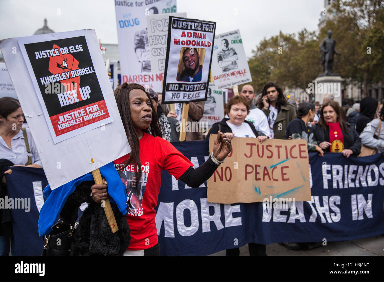 London, UK. 29. Oktober 2016. Aktivisten aus den Vereinigten Familien und Freunde Kampagne (UFFC) vorbereiten, halten ihre jährliche Prozession zur Downing Street im Gedenken an Familienmitglieder und Freunde, die in Polizeigewahrsam, Gefängnis, Inhaftierung oder sichere psychiatrischen Krankenhäusern gestorben. Bildnachweis: Mark Kerrison/Alamy Live-Nachrichten Stockfoto