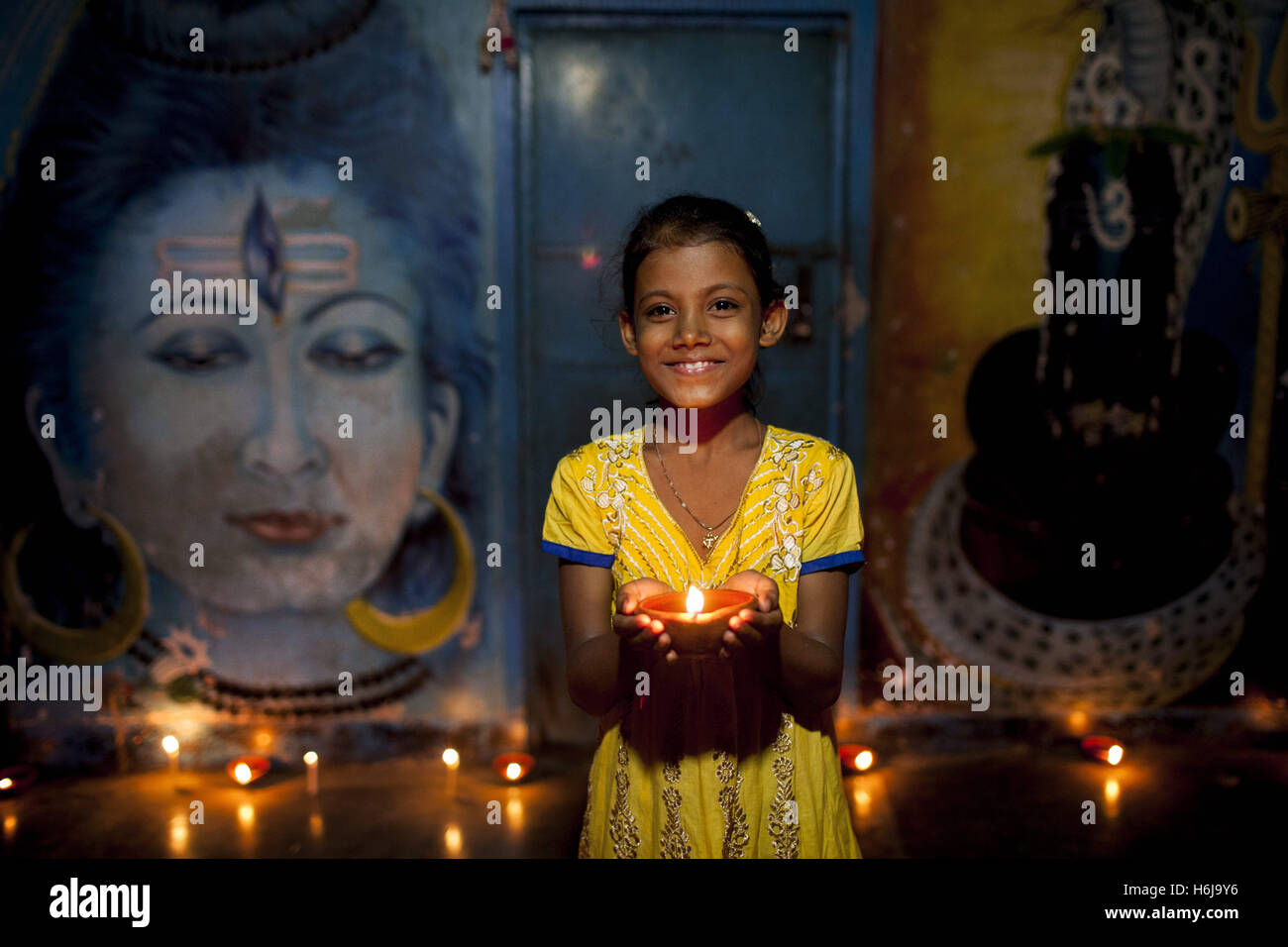 Dhaka, Bangladesch. 29. Oktober 2016. Junge Mädchen aus Bangladesch hält eine Öllampe posiert für ein Foto während Diwali-fest oder das "Festival of Lights" in einem Tempel in Dhaka. Das Lichterfest Diwali symbolisiert den Sieg des guten über das Böse, zum Gedenken an Herrn Ram Rückkehr in sein Reich Ayodhya nach Abschluss seines 14-jährigen Exils. © K M Asad/ZUMA Draht/Alamy Live-Nachrichten Stockfoto