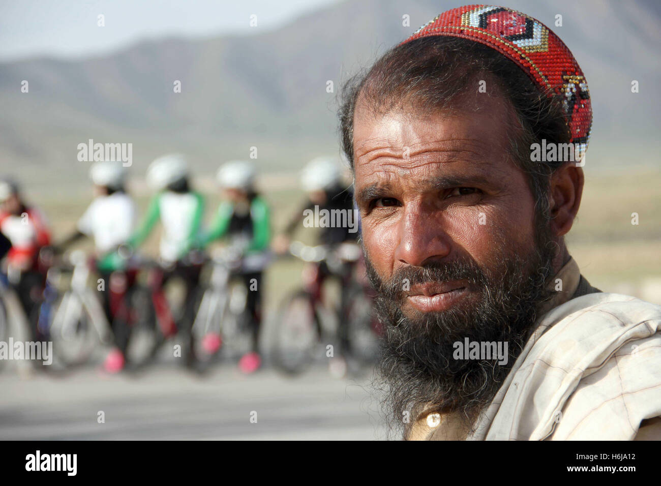 Kabul, Afghanistan. 6. Mai 2016. Eine afghanische Hirte Uhren das weibliche Team während einer Trainingstour außerhalb von Kabul, Afghanistan, 6. Mai 2016. In Afghanistans Konservative islamische Gesellschaft ist es normalerweise nicht üblich für Frauen, Fahrrad zu fahren. Foto: CHRISTINE-FELICE ROEHRS/Dpa/Alamy Live News Stockfoto