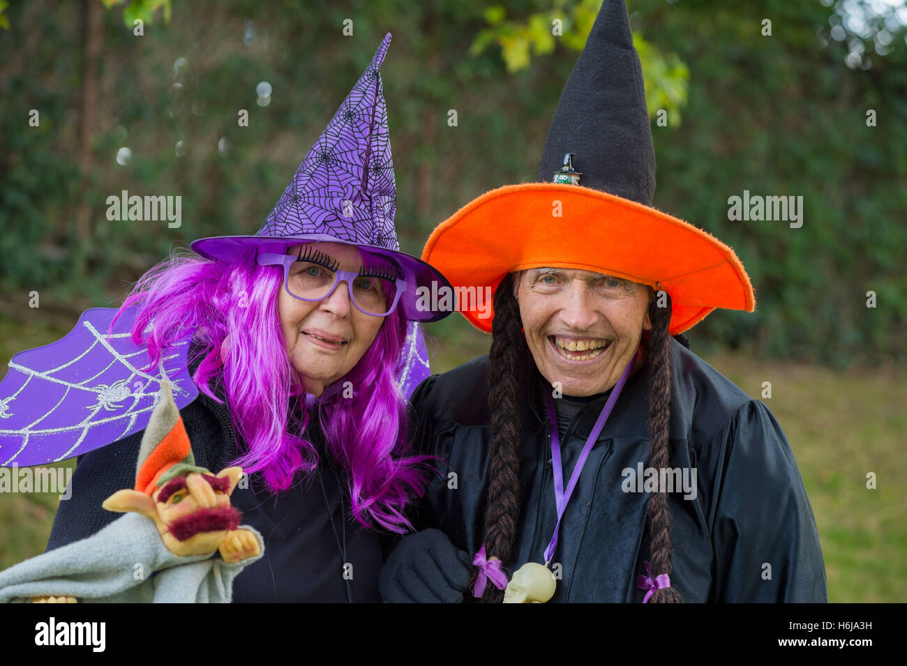 Merrick, New York, USA. 29. Oktober 2016. BETTY TUCKER und ihr Ehemann LENNY TUCKER von Merrick, sind Hexen Kostüme auf 2016 jährliche Merrick Kürbiskopf veranstaltet teilweise von den Nord- und zentralen Merrick Civic Association (NCMCA) gekleidet. Betty ist ein Mitglied der Merrick American Legion Auxiliary 1282 und Marty ist Mitglied der American Legion Post 1282 die Weihnachtsparty im Fraser Park gesponsert. © Ann Parry/ZUMA Draht/Alamy Live-Nachrichten Stockfoto