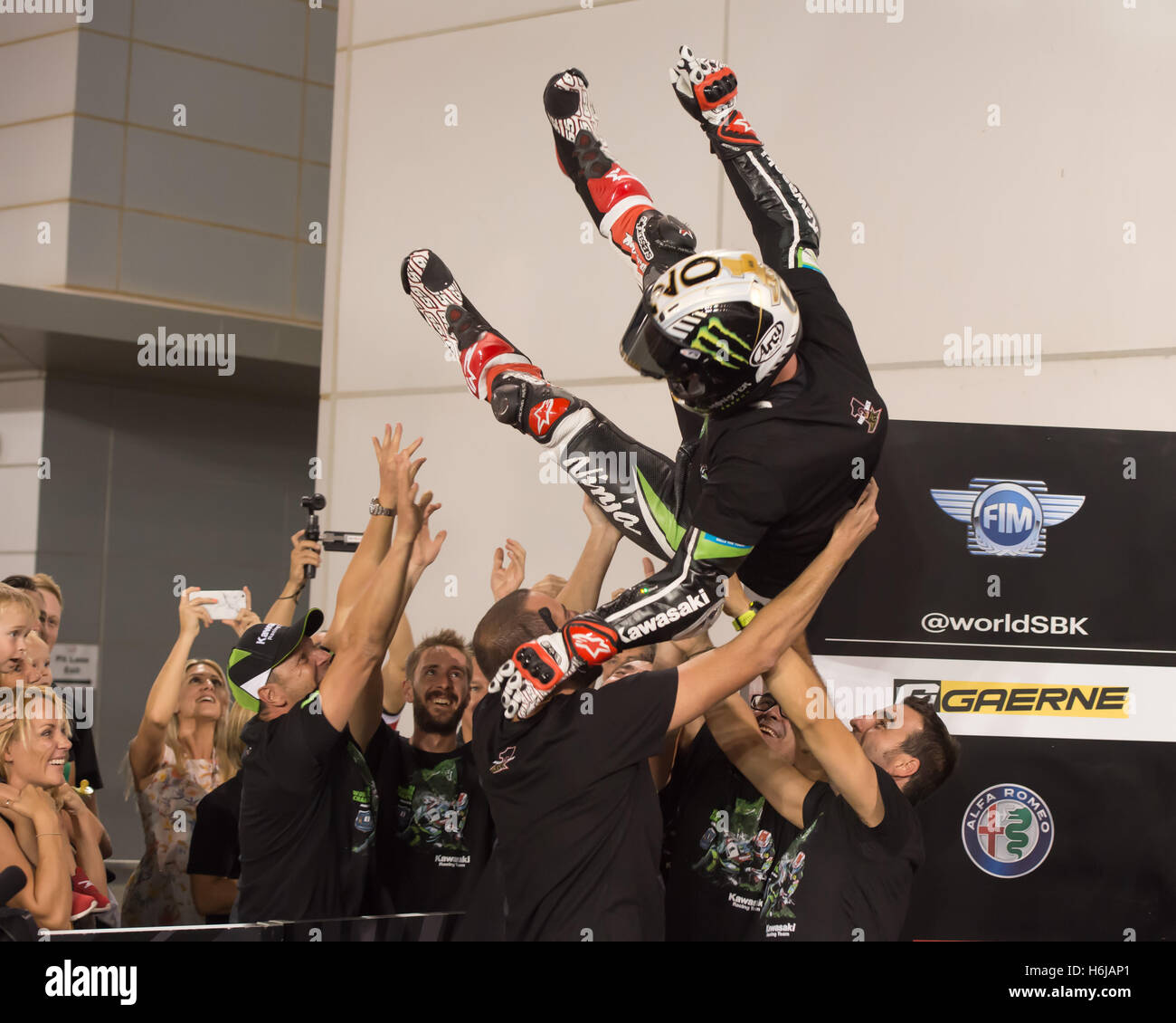 Losail International Circuit, Katar. 29. Oktober 2016. Kawasaki Racing Team-Fahrer Jonathan Rea in die Luft geworfen ist, nach dem Gewinn der Finalrunde und Meisterschaft 2016 FIM World Superbike Championship Credit: Tom Morgan/Alamy Live News Stockfoto