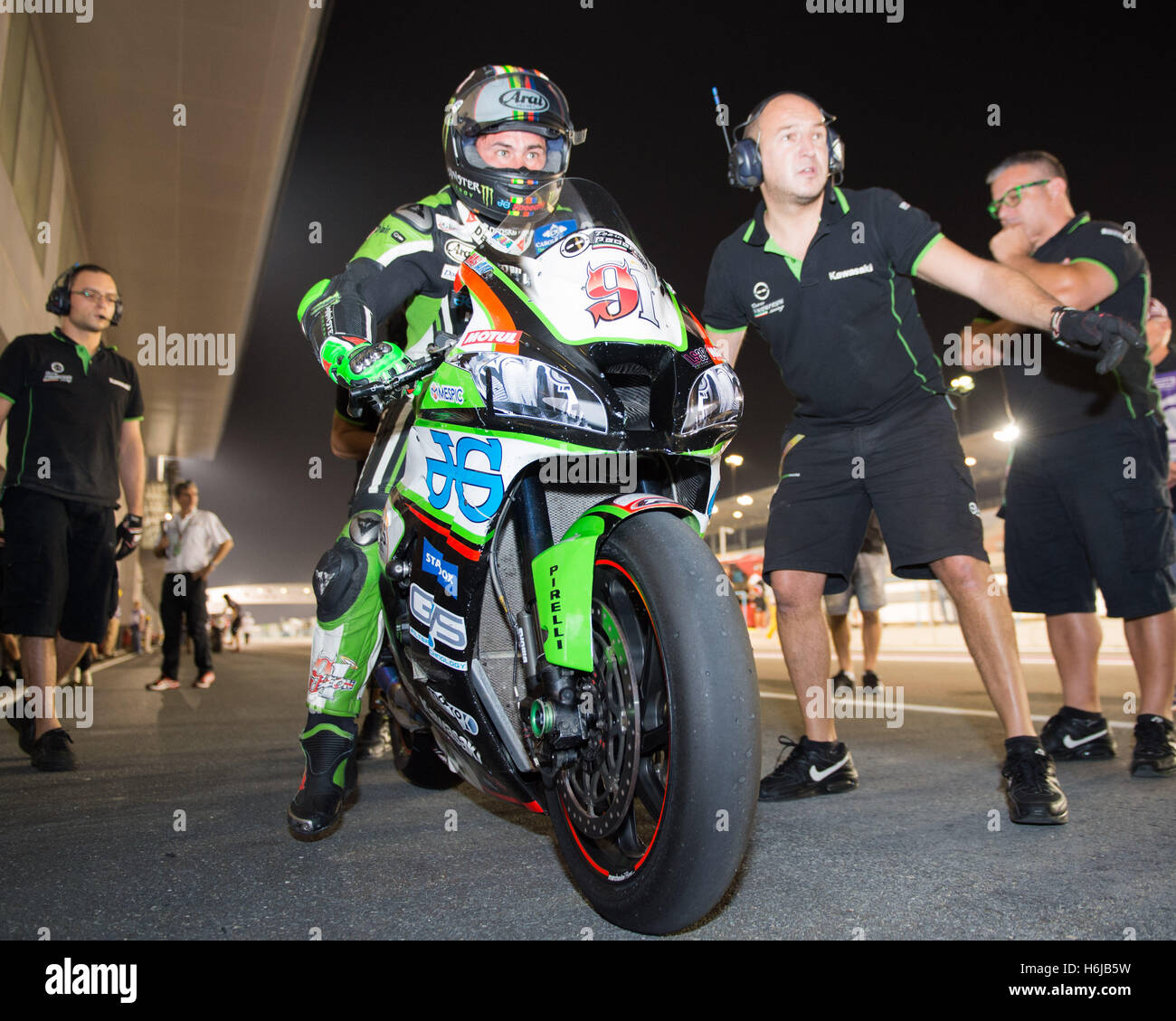 Losail International Circuit, Katar. 29. Oktober 2016. Kawasaki-Fahrer Leon Haslam während Superpole für die Endrunde 2016 FIM World Superbike Championship Credit: Tom Morgan/Alamy Live News Stockfoto