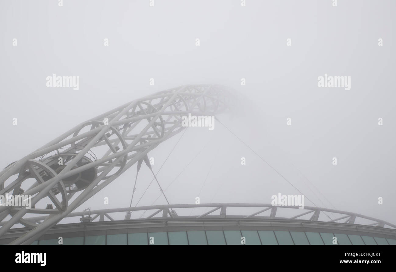 Wembley Stadium, London, UK. 30. Oktober 2016. NFL International Series. Cincinnati Bengals gegen Washington Redskins. Fampous Wembley-Stadion und Arch verschwindet in London Nebel vor dem Spiel. © Aktion Plus Sport/Alamy Live-Nachrichten Stockfoto