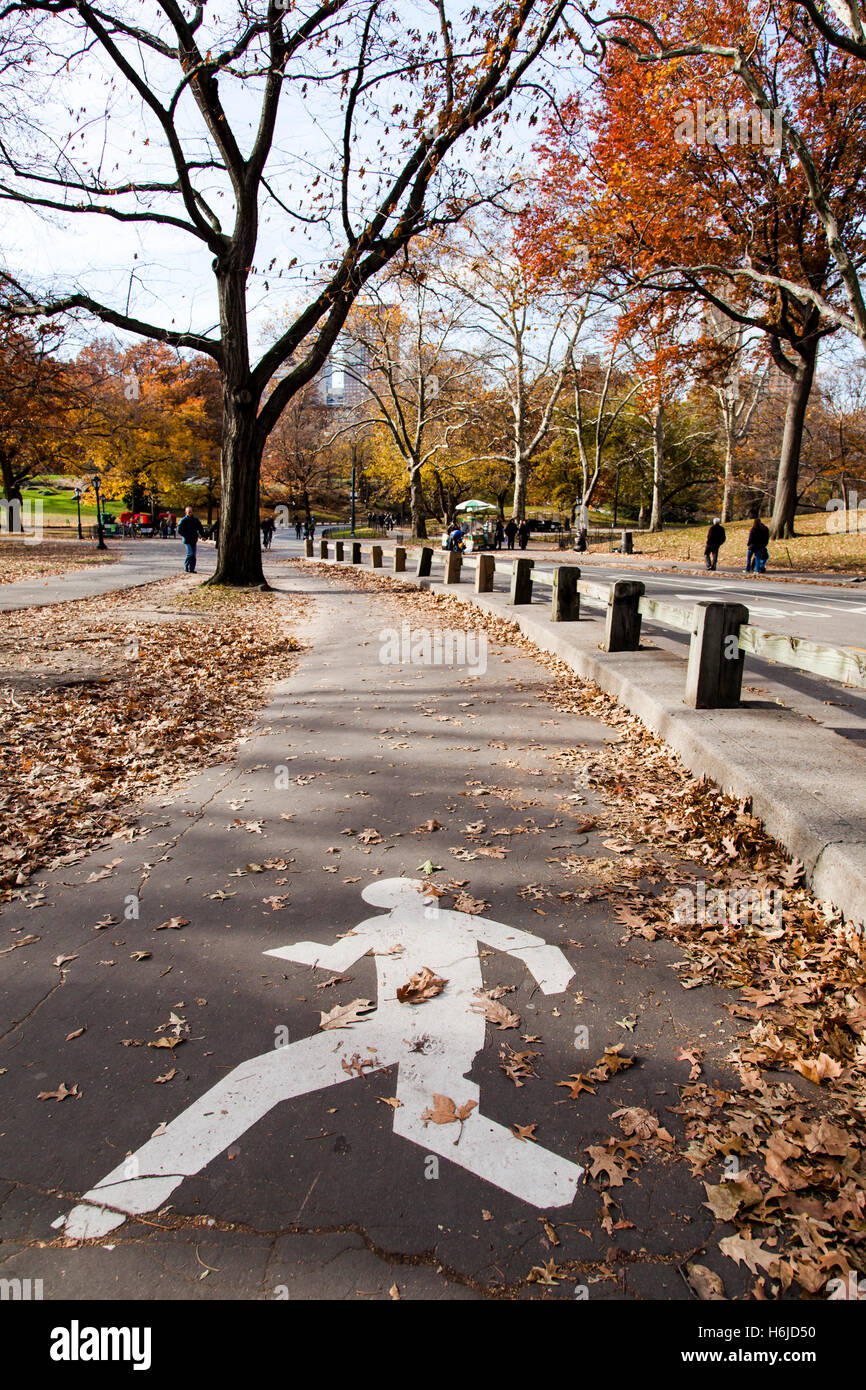 New York, USA-NOV 19: Schematische Darstellung einer jogging Person auf einen Pfad im Central Park am 19. November 2012 in New York, USA. Stockfoto