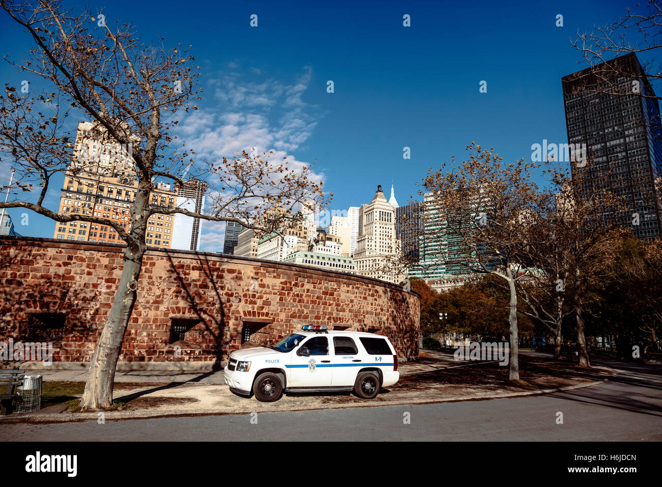 Ein k-9 Polizei Streifenwagen geparkt auf dem Bürgersteig am Battery Park in Manhattan. Stockfoto