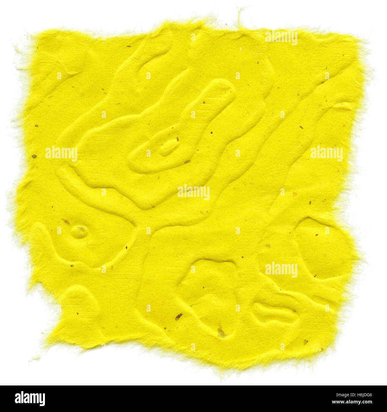 Textur des gelben Reispapier mit Mandala-Muster und zerrissene Kanten. Isoliert auf weißem Hintergrund. Scannen mit 2400dpi mit einer pro Stockfoto