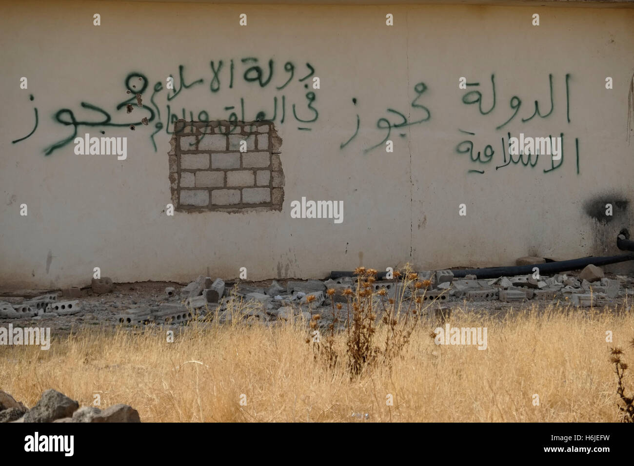 Ein Graffiti kroch durch die ISIS oder ISIL-Aktivisten an der Wand eines Hauses in dem Dorf Tel Marouf oder hohen Maruf Kennzeichnung Gebiet er nur Stunden zuvor Östlichen Syrien Stockfoto