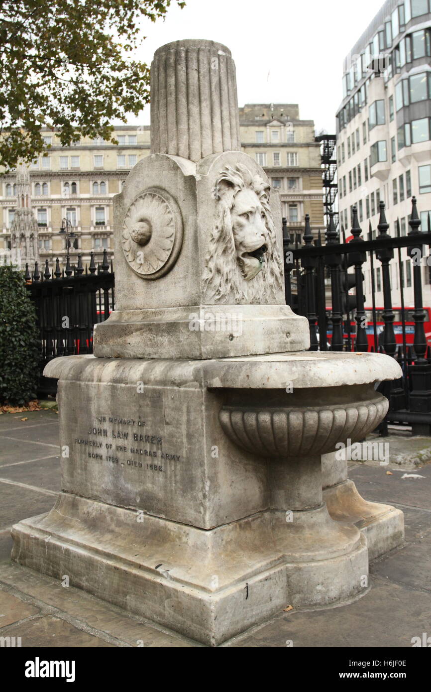 John Law Baker Memorial Trinkbrunnen in St. Martin in die Felder Kirchhof, Westminster, London, UK. Stockfoto