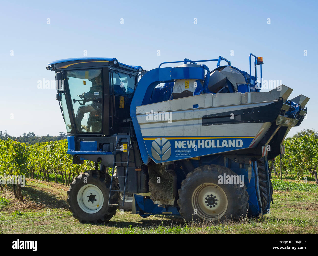 Die Ernte in der Charente. Ein New Holland Braud Erntemaschine ist etwa zu ernten. Von der Seite. Stockfoto
