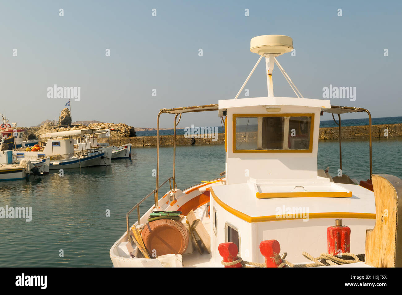 Bunte Fische Boot gegen den Hafen von Naoussa auf der Insel Paros in Griechenland. Stockfoto