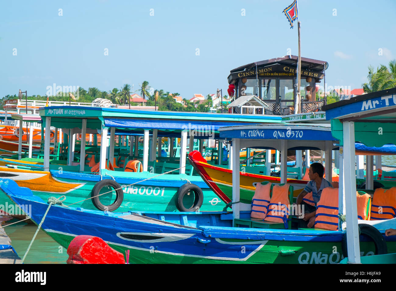 Bunte Holzboote in Hoi an einem Hafen und Thu Bon Fluss für Touristen Tag reisen, Vietnam, Asien Stockfoto