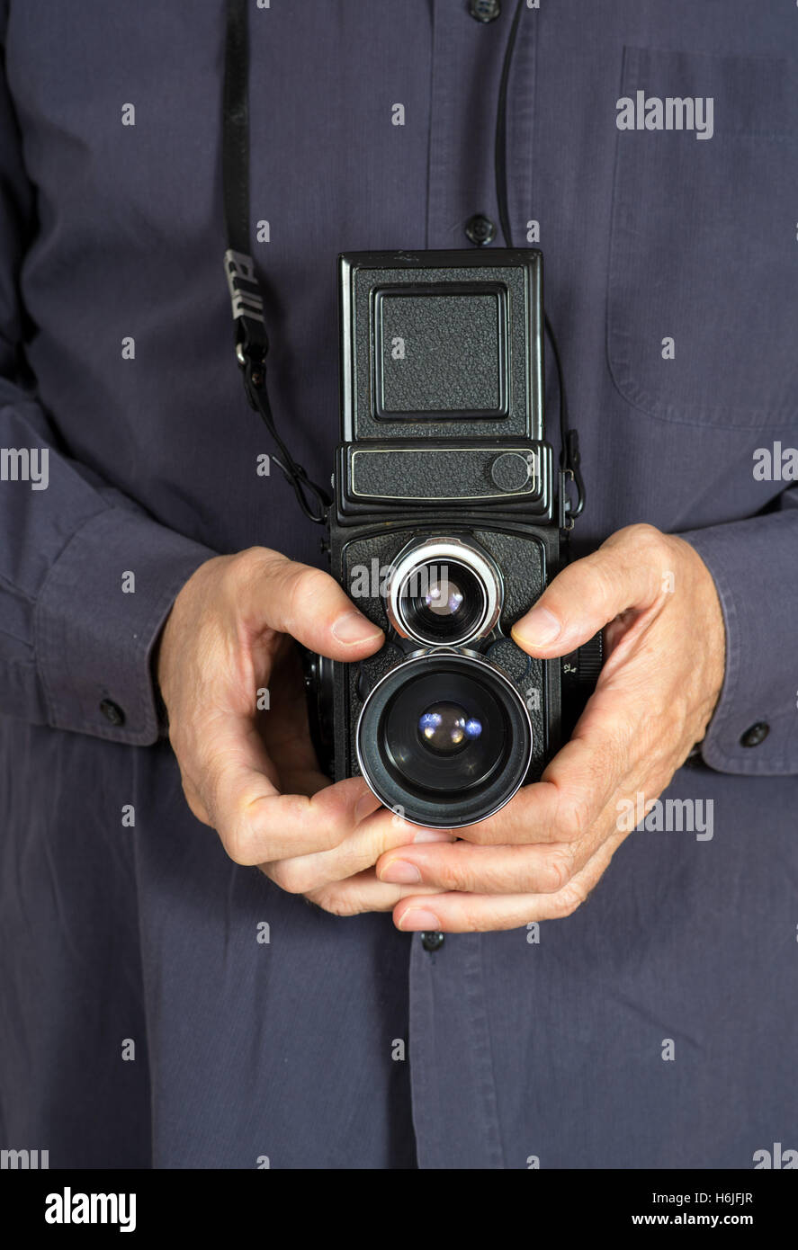 männliche Hände halten eine TLR-Mittelformat-Kamera Stockfoto