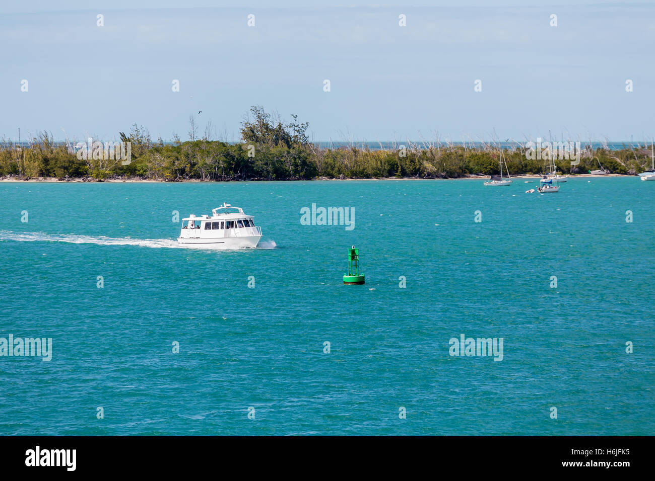 Fähre von Green Fahrwassermarkierung im Hafen Stockfoto